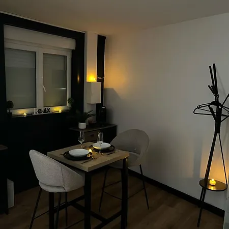 Cy L'unique Instant Motel para Casais Wingles